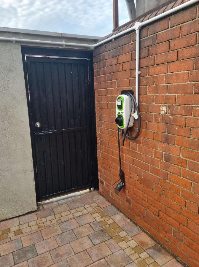 Lmk, Spacious 1 Bedroom Ground Floor Apartment, Ev Charger, Free Parking Wi-Fi, Great Location Belfast Bagian luar foto